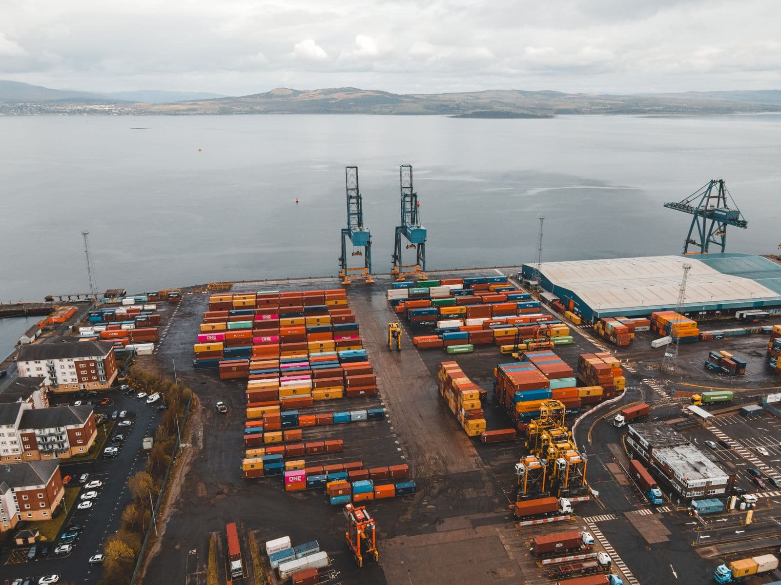 Vista aérea de un puerto de contenedores en operación