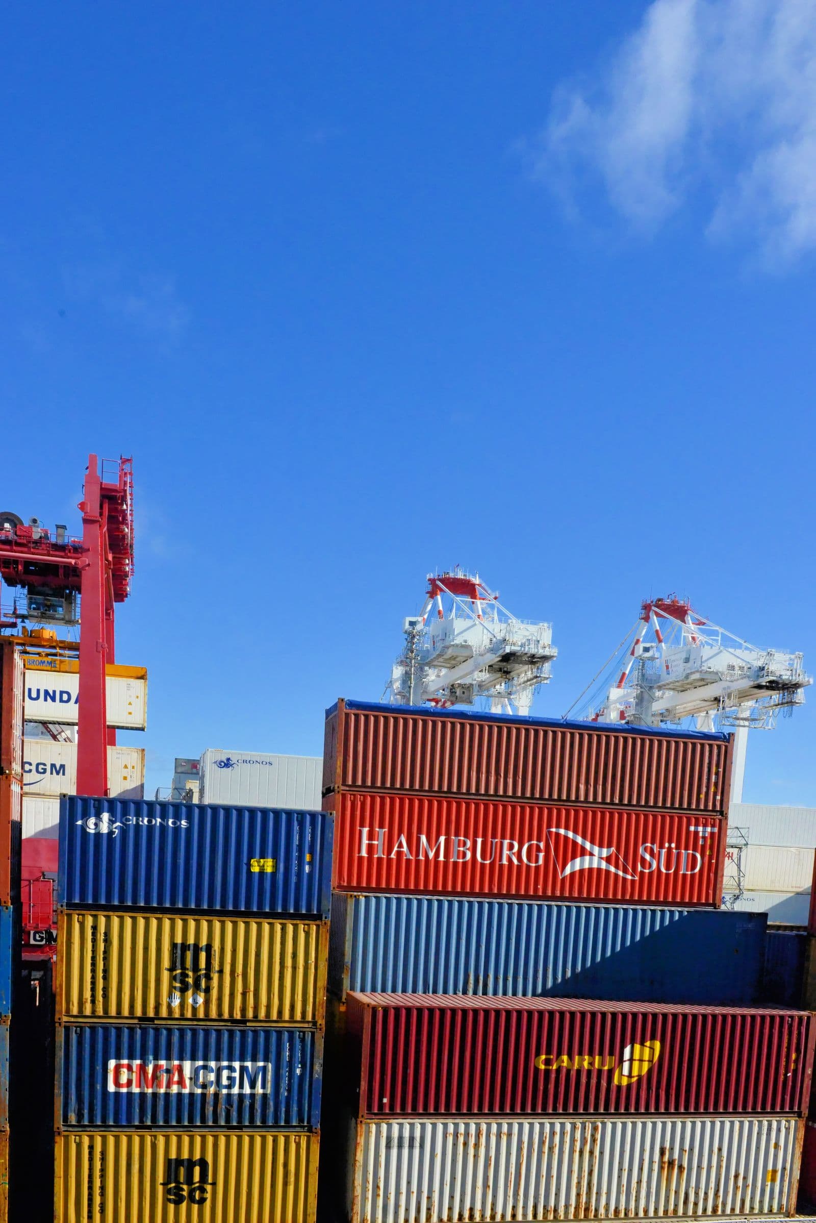 Contenedores apilados en una terminal aduanal