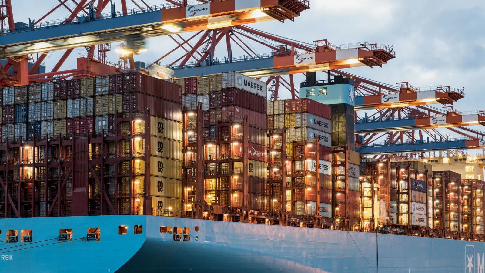 Barco de contenedores cargado en puerto comercial