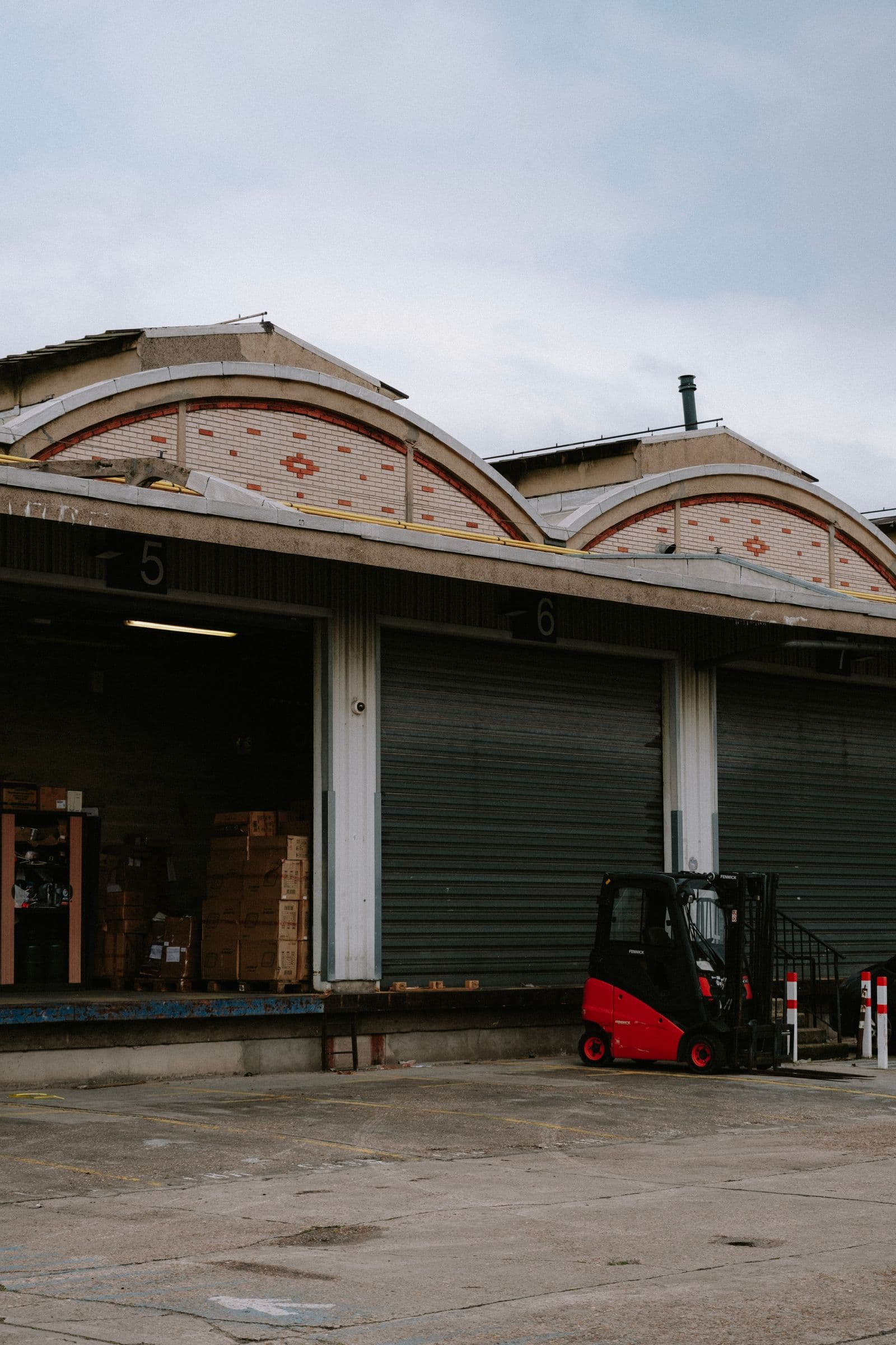 Pasillo de almacén con racks de mercancía paletizada